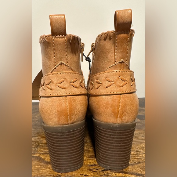 Frye and Co. Women’s Light Tan Palma Stacked Heel Booties NWT Various Sizes - Picture 4 of 8